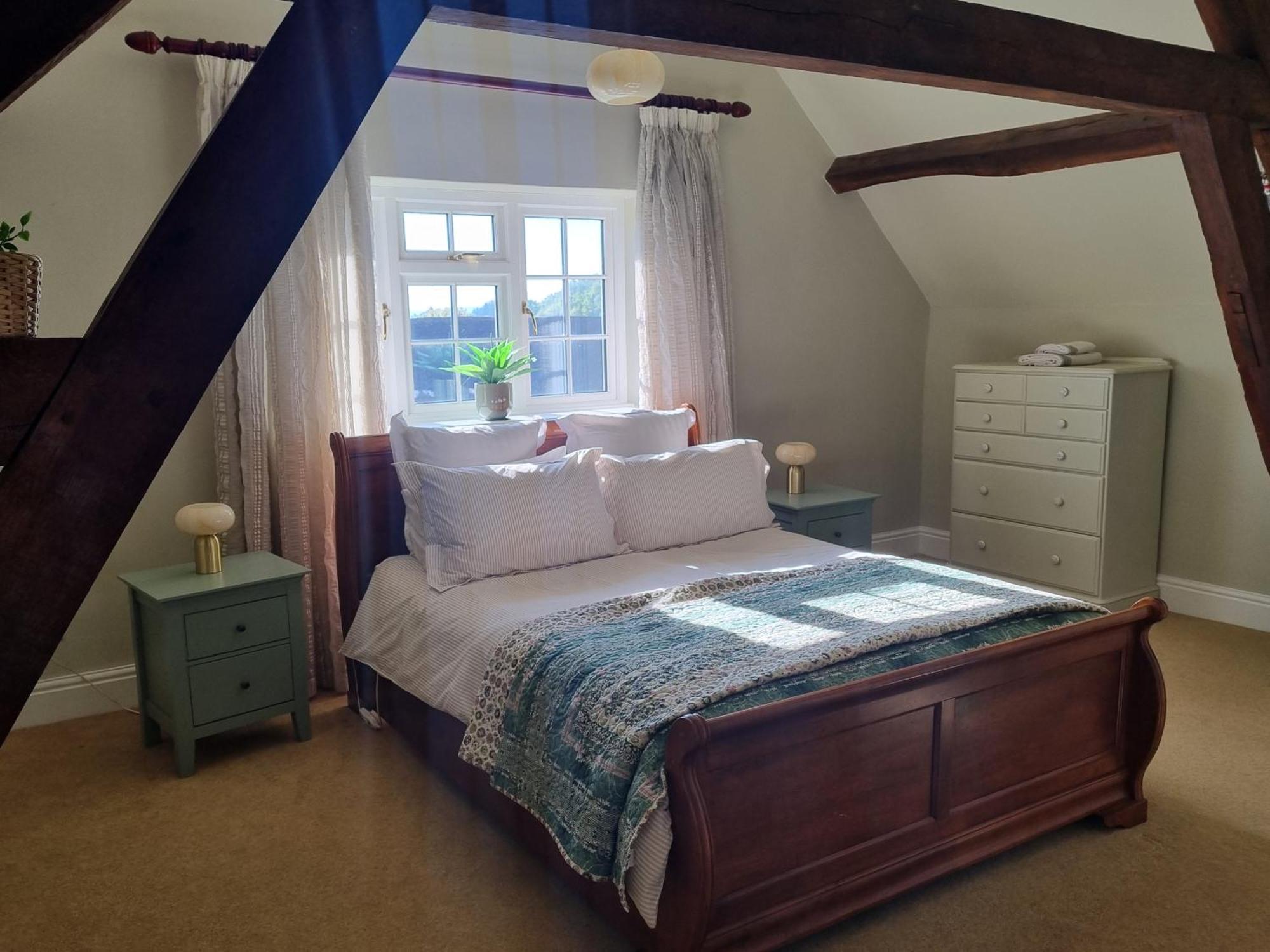 Lower Hollin- With Countryside Views Within A Private * Rock (Worcestershire)